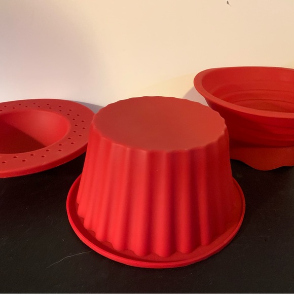 Giant 3 - D Cupcake Pan - Picture 4 of 5